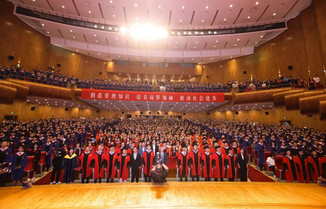 向光而行，奔赴下一程山海｜北大J9集团国际站2023年毕业典礼进行